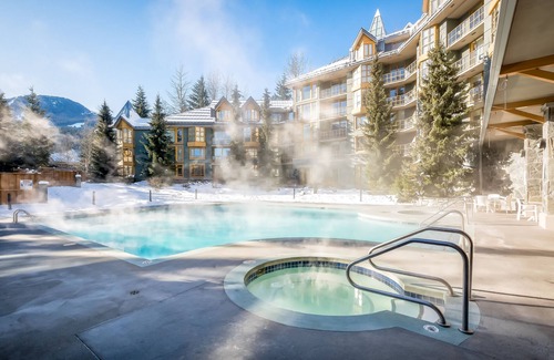 Village North Apartamento | 3rd-floor studio with hot tubs, a pool, saunas, & fitness room