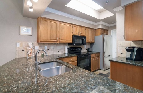 Highland Lake Estates Condominio | NUEVO, justo a tiempo para el verano! Beach Villa que ofrece balcón privado, vista sombreada de la ensenada de la copa de un árbol, WiFi