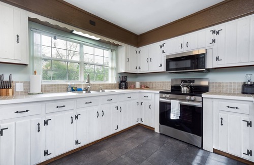 New Warrington Casa | 3rd Street Bungalow-Backyard Oasis-NAS-Beaches-Dining-Shopping