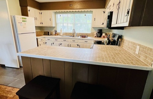 New Warrington Casa | 3rd Street Bungalow-Backyard Oasis-NAS-Beaches-Dining-Shopping