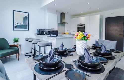 Garden City Casa | 3x Bedroom House (Sleeps 6) w. Parking
