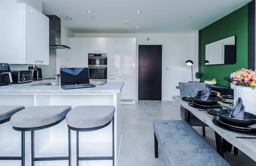 Garden City Casa | 3x Bedroom House (Sleeps 6) w. Parking