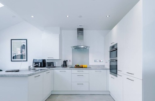 Garden City Casa | 3x Bedroom House (Sleeps 6) w. Parking