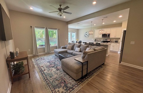 Crestview Casa | 4.0 Mi. to North Crestview 3-bedroom house, close to Base, Airport and Beach.