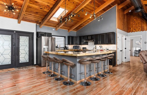 Coarsegold Casa | 4,000 SF Gated 20-Acre Luxe Estate – Game Studio, Panoramic Views, Pool, Hot Tub