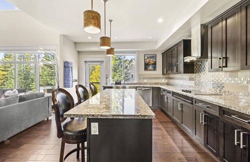 Hinton Casa | 4,000 sq2 Luxury Home with Amazing Amenities
