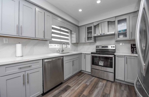 Churchill Meadows Casa | 4 + 1 bedrooms 4 baths Entire Home in Mississauga
