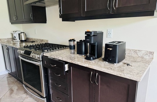 Pickering Casa | 4+2 Bedroom Full House, corner very private house with ravine view