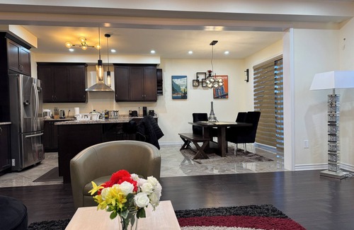 Pickering Casa | 4+2 Bedroom Full House, corner very private house with ravine view