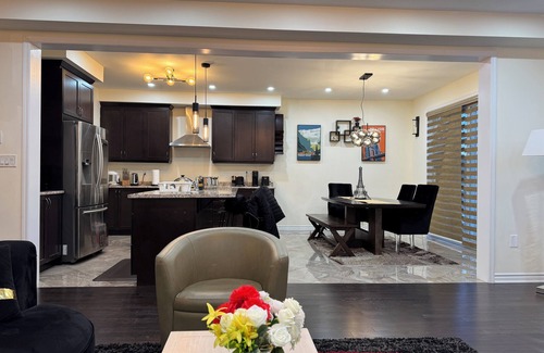 Pickering Casa | 4+2 Bedroom Full House, corner very private house with ravine view