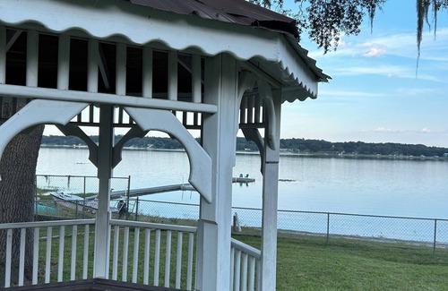 Putnam Hall Casa | Lakefront home on Crystal Lake 4/2, fishing, water sports, dock, huge back porch