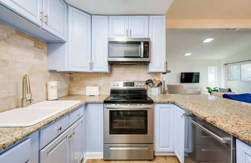 Canyon Lake Casa | 4 3 two King Beds Perfect Sunset Lake Views Pickleball Fire pit Lvl2 EV POA Pool