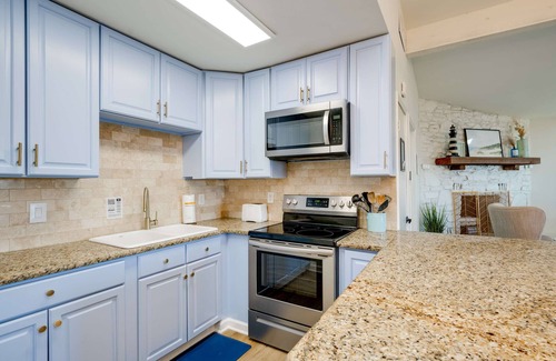 Canyon Lake Casa | 4 3 two King Beds Perfect Sunset Lake Views Pickleball Fire pit Lvl2 EV POA Pool