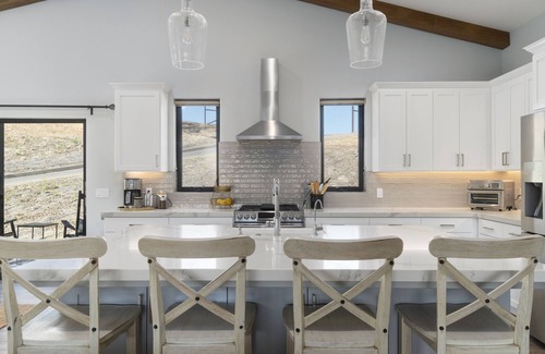Atascadero Casa | 4.5 Acre Farmhouse in Wine Country w/Hot Tub
