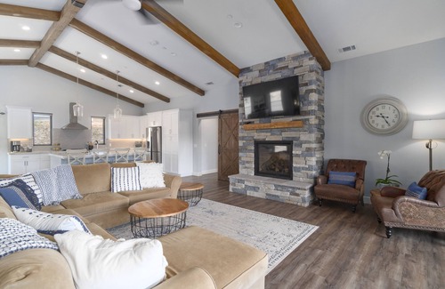 Atascadero Casa | 4.5 Acre Farmhouse in Wine Country w/Hot Tub