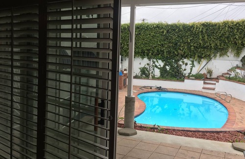 Ladera Heights Casa | Casa de 4,500+ m² con piscina: 5 dormitorios + 2 Dens y 5 baños en el hogar Ubicación central