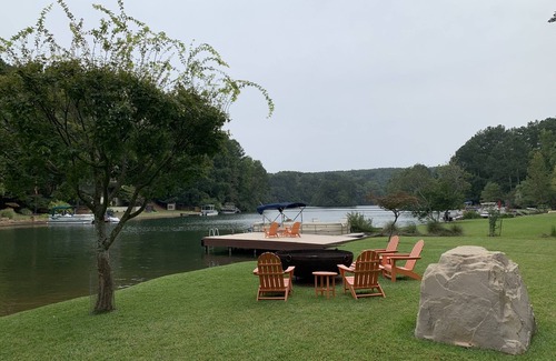 Waleska Casa | 4 B/R, Flat Lot, Only a few Steps to the Water, Beautiful Lake Front, Quiet Cove