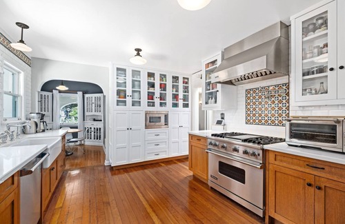 West Los Angeles Casa | 4 bd + 3 ba Westwood Spanish getaway: 1 king + 1 queen, fitness, office, outdoor