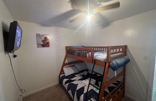 Fayetteville Casa | 4 BD, 6 TV's, Full Kitchen and, Balcony