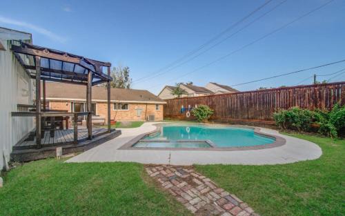 Braeswood Place Casa | 4-BD Central Location w Pool Patio Firepit