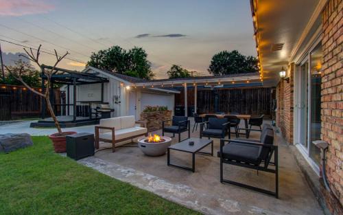 Braeswood Place Casa | 4-BD Central Location w Pool Patio Firepit