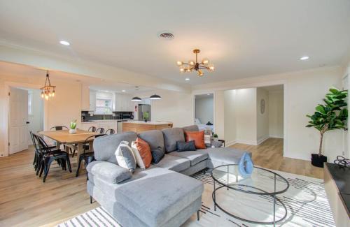 Braeswood Place Casa | 4-BD Central Location w Pool Patio Firepit