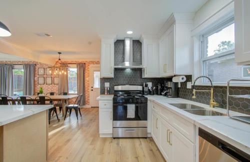 Braeswood Place Casa | 4-BD Central Location w Pool Patio Firepit