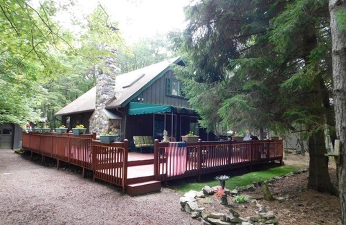 Lake Harmony Estates Casa | 4 Bdr Lake Harmony mountaintop chalet with covered deck
