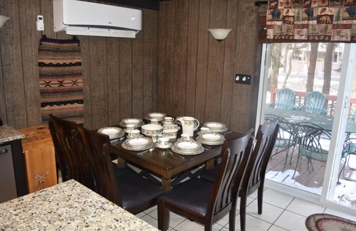 Lake Harmony Estates Casa | 4 Bdr Lake Harmony mountaintop chalet with covered deck