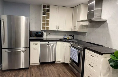 Mississauga Casa | 4-bdrm, king & bunkbed, park behind, trails nearby