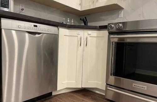 Mississauga Casa | 4-bdrm, king & bunkbed, park behind, trails nearby