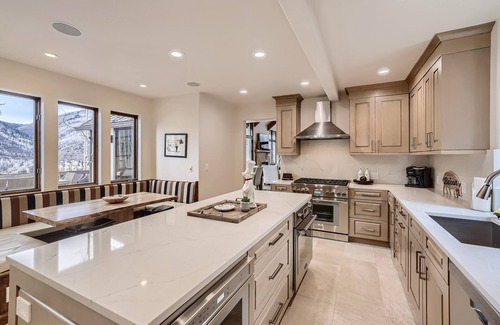 Highland Meadows Casa | 4 hab + loft, 4. 5 baños West Vail Mountain Tudor duerme 13!