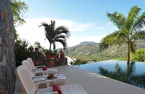 Cerro del Vigia Casa | 4 Bdrm Waterfront Property Overlooking Playa La Ropa