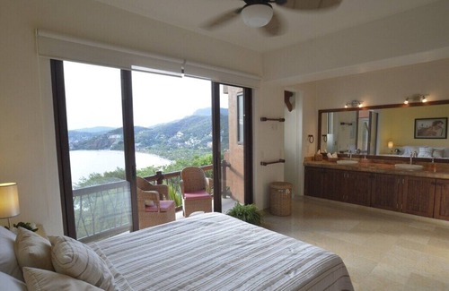 Cerro del Vigia Casa | 4 Bdrm Waterfront Property Overlooking Playa La Ropa