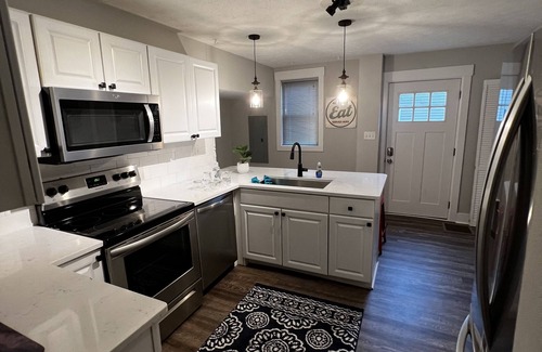 Babe Denny Casa | 4 Bed 1.5 Bath Fully Renovated Home - 10 min walk from Lucas Oil Stadium