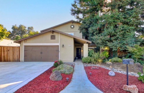 La Riviera Casa | 4 Bed 2.5 Bath House with Pool & Hot Tub One Block from American River
