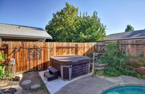 La Riviera Casa | 4 Bed 2.5 Bath House with Pool & Hot Tub One Block from American River