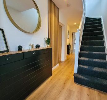 Valentines Casa | 4 bed 2 bath Spacious House with 2 Driveway parking in Ilford London