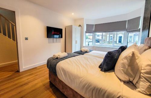 Valentines Casa | 4 bed 2 bath Spacious House with 2 Driveway parking in Ilford London