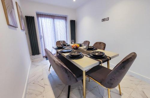 Valentines Casa | 4 bed 2 bath Spacious House with 2 Driveway parking in Ilford London