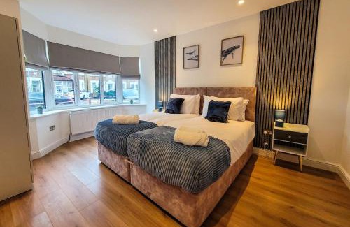 Valentines Casa | 4 bed 2 bath Spacious House with 2 Driveway parking in Ilford London