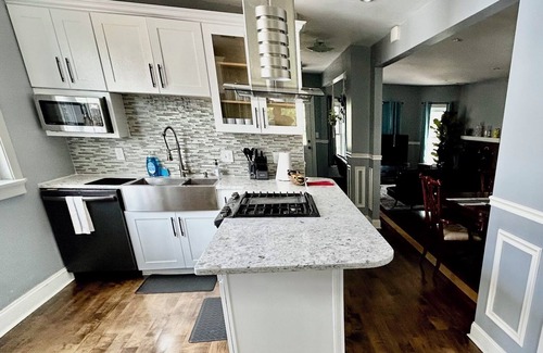 Watertown Casa | 4 Bed 2 full Bath Sleeps 4-8 comfortably - Luxury Charm By the Charles