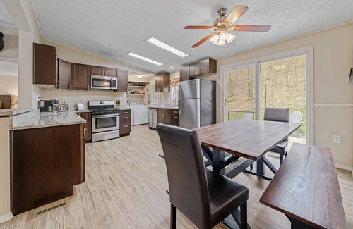 Jefferson Township Cabina | 4 Bed, 3 bath Cabin with Hot Tub