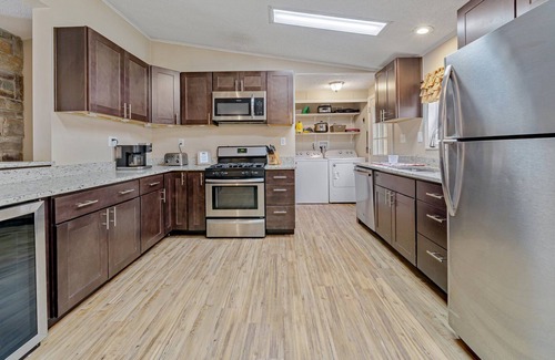 Jefferson Township Cabina | 4 Bed, 3 bath Cabin with Hot Tub