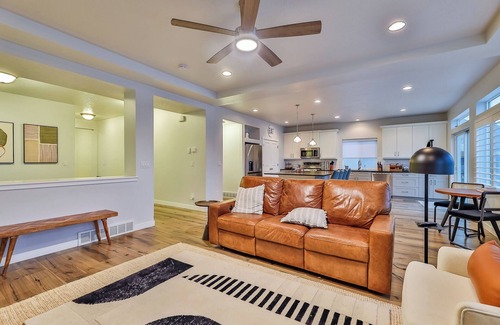 Herriman Casa | 4 bed/3 bath Home in the HEART of Salt Lake City! Great shopping and food!