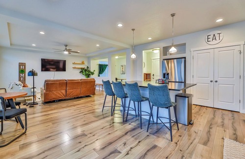 Herriman Casa | 4 bed/3 bath Home in the HEART of Salt Lake City! Great shopping and food!