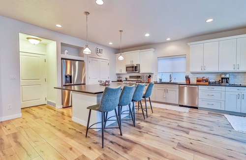 Herriman Casa | 4 bed/3 bath Home in the HEART of Salt Lake City! Great shopping and food!