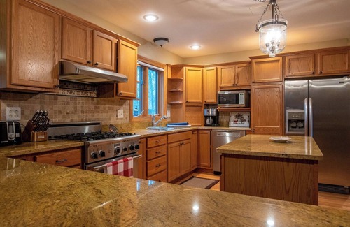 Manchester Center Casa | 4 Bed 3 bath Manchester VT home on large lot quiet cul de sac 2.5 car garage!