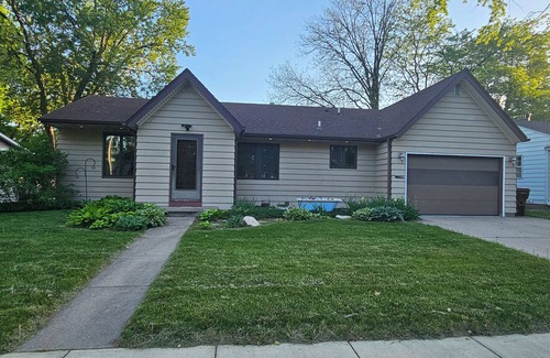 Ames Casa | 4- bed 3-bath w/private HOT TUB