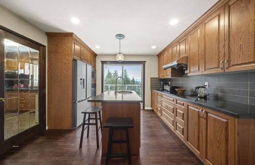 Burnaby Casa | 4+ bed/5 bath Mountain View Home by Deer Lake